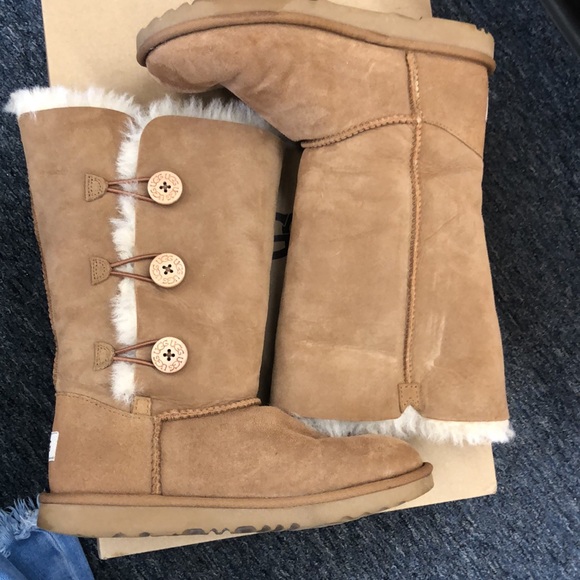 UGG K Bailey Button Triplet II, Size 5 - Picture 4 of 10
